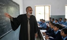 پنجاب میں سرکاری اسکولوں کے اساتذہ کے لیے بلیک گاؤن لازمی قرار؟