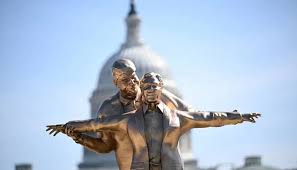 ٹائٹینک کے مشہور منظر کی نقل، ٹرمپ اور ایپسٹین کا مزاحیہ مجسمہ واشنگٹن میں نصب