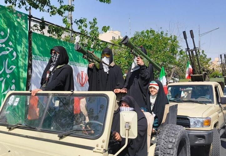 ایران میں حکومت کے حق میں مظاہرے، اسلحہ بردار خواتین کی انٹری نے سب کو حیران کر دیا