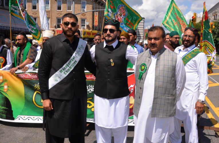 ممتاز پاکستانی امریکن بزنس میں اور بسم اللہ آٹوز کے چیف ایگزیکٹیو ندیم عارف بٹ کی انجمن غوثیہ بروکلین نیویارک کے جلوس میں خصوصی شرکت